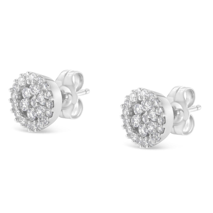 Aretes de botón redondos de racimo estilo halo con diamantes talla brillante de 1/2 ct. p.t. en oro blanco de 14K, foto 5