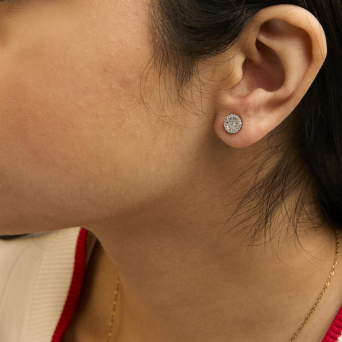 Aretes de botón redondos de racimo estilo halo con diamantes talla brillante de 1/2 ct. p.t. en oro blanco de 14K, foto 3