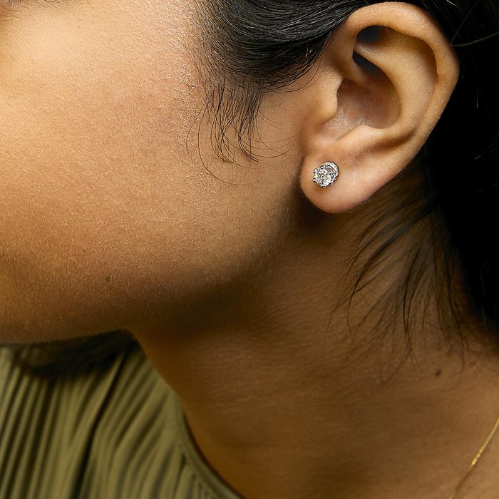 Aretes de botón de corona de garras con diamantes de talla redonda de 1 ct. p.t. en oro blanco de 14K, foto 3
