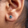 Aretes con diamantes redondos blancos y azules tratados de 1/2 ct. p.t. en oro blanco de 14K, foto 3