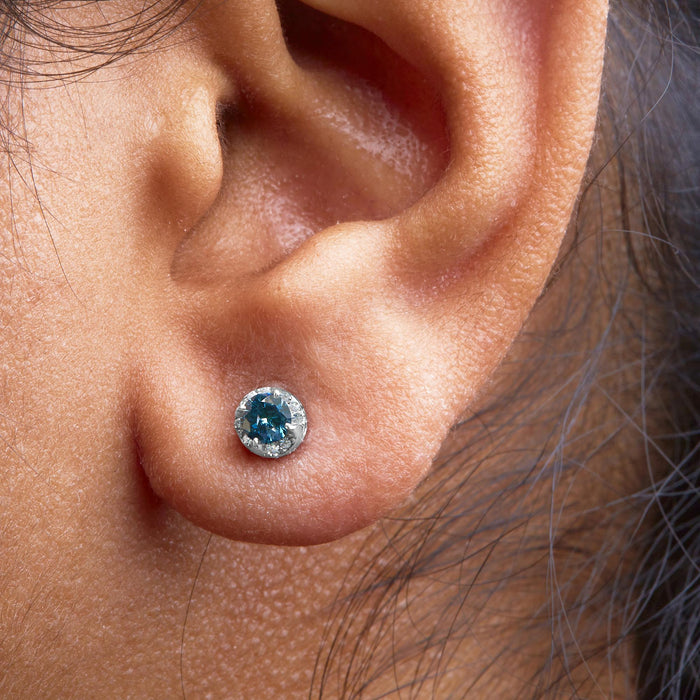 Aretes con diamantes redondos blancos y azules tratados de 1/2 ct. p.t. en oro blanco de 14K, foto 3