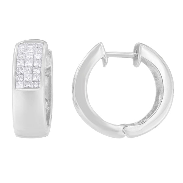 Aretes de aro Huggie con diamantes talla princesa y de talla redonda de 1 1/8 ct. p.t. en oro blanco de 14K, foto 2