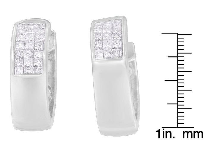 Aretes de aro Huggie con diamantes talla princesa y de talla redonda de 1 1/8 ct. p.t. en oro blanco de 14K, foto 4