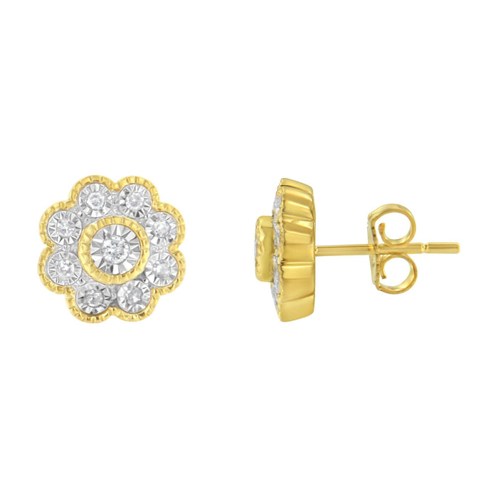 Aretes de botón florales Miracle-Plate con diamantes de 1/6 ct. p.t. en plata de ley bañada en oro amarillo de 14K, foto 2