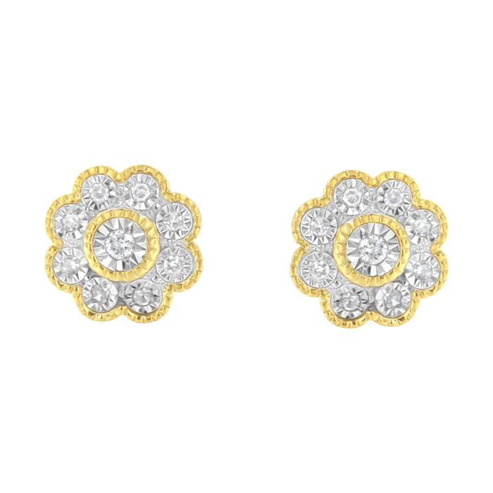 Aretes de botón florales Miracle-Plate con diamantes de 1/6 ct. p.t. en plata de ley bañada en oro amarillo de 14K, foto 4