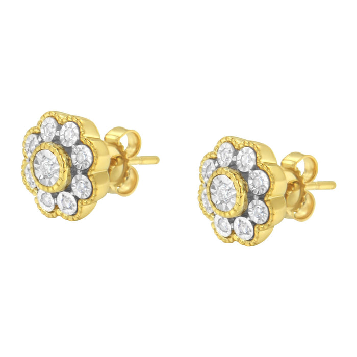Aretes de botón florales Miracle-Plate con diamantes de 1/6 ct. p.t. en plata de ley bañada en oro amarillo de 14K, foto 5