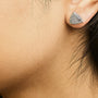 Aretes de botón estilo halo de 4 piedras en forma de trillón con detalles de diamante en plata de ley, foto 3