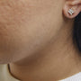 Aretes de botón cuadrados de racimo con engaste invisible y diamantes de 3/4 ct. p.t. en oro amarillo de 10K, foto 3