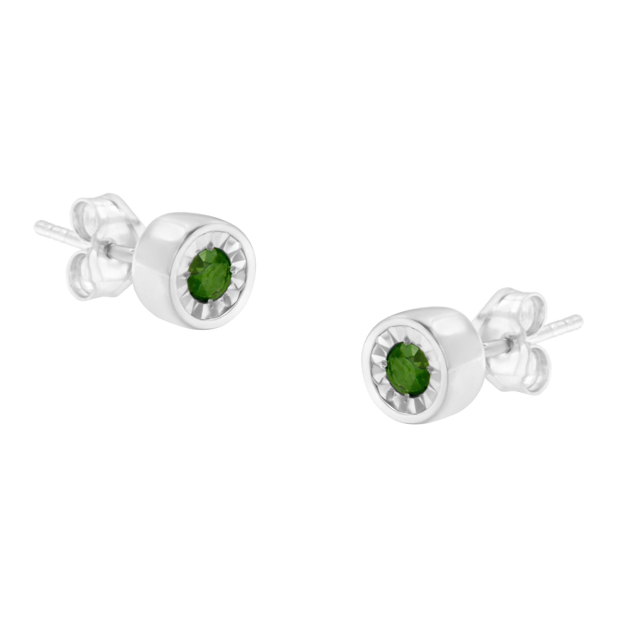 Aretes de botón Miracle-Set con diamantes verdes tratados redondos talla brillante de 1/5 ct. p.t. en plata de ley, foto 1