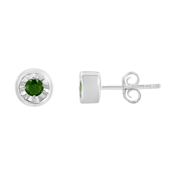 Aretes de botón Miracle-Set con diamantes verdes tratados redondos talla brillante de 1/5 ct. p.t. en plata de ley, foto 2