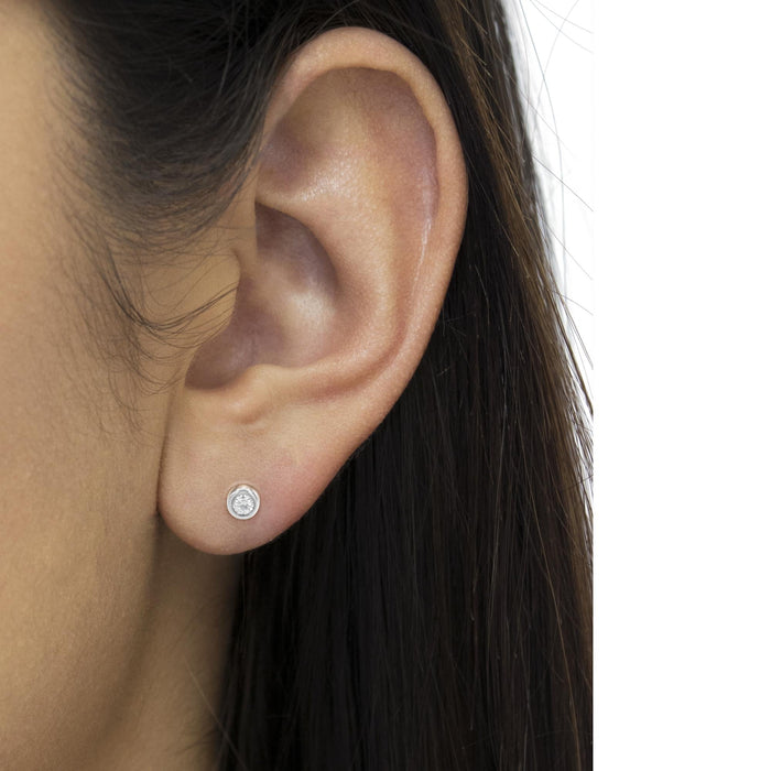 Aretes de botón de bisel con diamantes redondos casi incoloros de 0.15 ct. p.t. en oro de 10K, foto 6