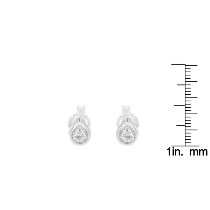 Aretes de botón de bisel con diamantes redondos casi incoloros de 0.15 ct. p.t. en oro de 10K, foto 12