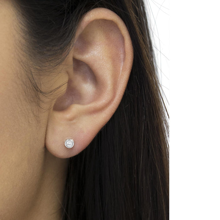 Aretes de botón de bisel con diamantes redondos casi incoloros de 1/5 ct. p.t. en oro de 10K, foto 6