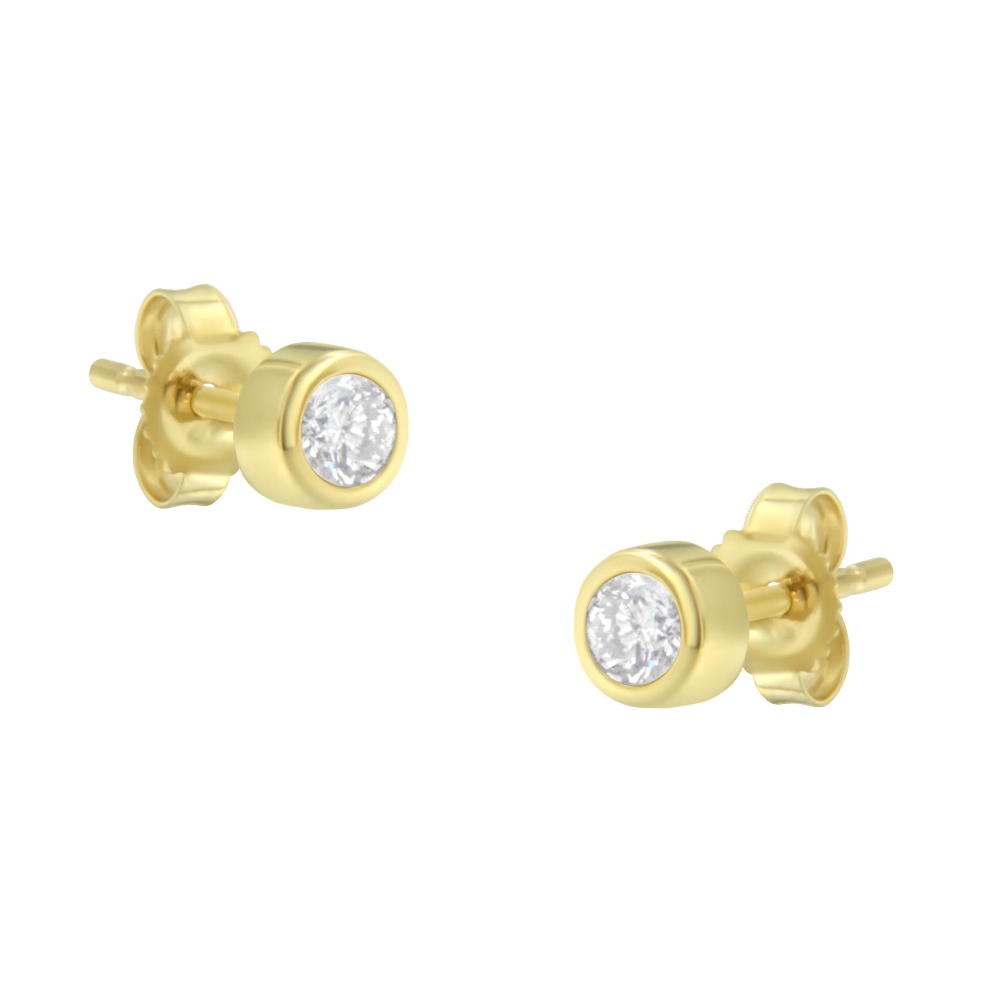 Aretes de botón de bisel con diamantes redondos casi incoloros de 1/5 ct. p.t. en oro de 10K, foto 1