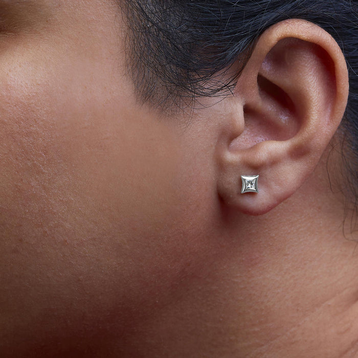 Aretes de botón estilo engaste invisible con diamantes talla princesa de 1/3 ct. p.t. en oro blanco de 10K, foto 3