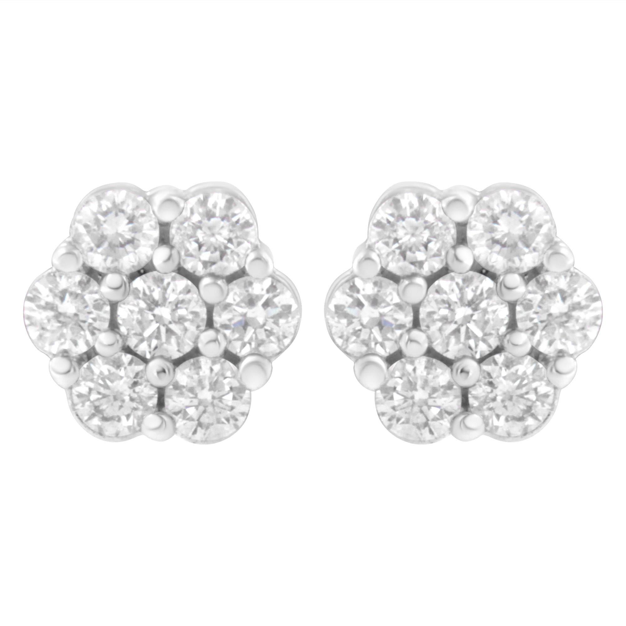 Aretes de botón de racimo floral con 7 diamantes de 0.75 a 1.01 ct. p.t. y cierres de rosca en oro blanco de 14K, foto 1
