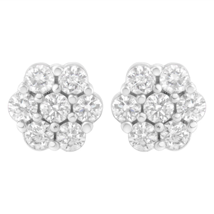 Aretes de botón de racimo floral con 7 diamantes de 0.75 a 1.01 ct. p.t. y cierres de rosca en oro blanco de 14K, foto 1