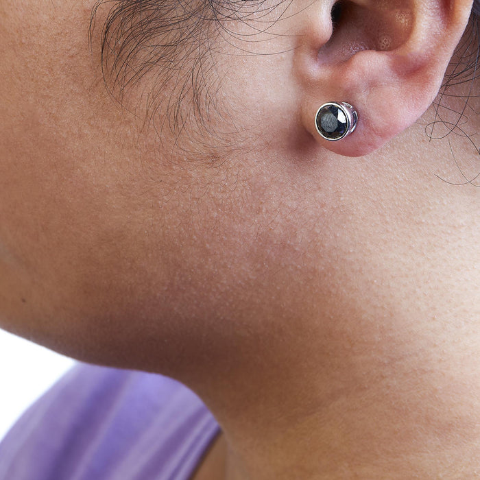 Aretes de botón de bisel con diamantes negros tratados redondos talla brillante y cierres de rosca en oro blanco de 14K, foto 3