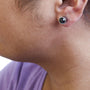Aretes de botón de bisel con diamantes negros tratados redondos talla brillante y cierres de rosca en oro blanco de 14K, foto 4