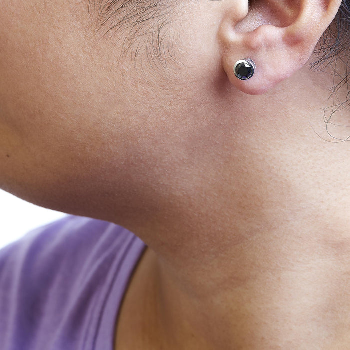 Aretes de botón de bisel con diamantes negros tratados redondos talla brillante y cierres de rosca en oro blanco de 14K, foto 5