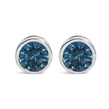 Aretes de botón solitarios de bisel con diamantes azules cultivados en laboratorio en oro de 14K