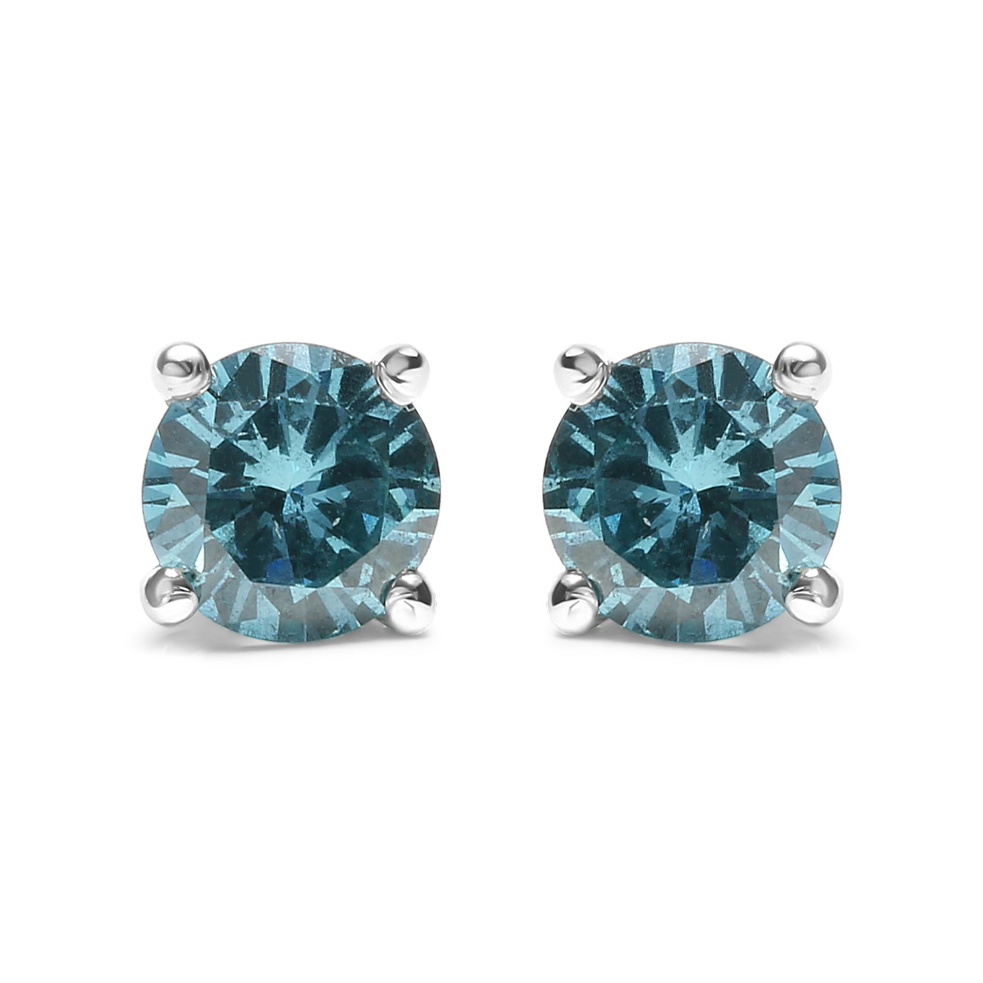 Aretes de botón clásicos de 4 garras con cierre de rosca y diamantes azul aqua tratados de 1/2 ct. p.t. en oro de 14K, foto 2