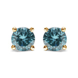 Aretes de botón clásicos de 4 garras con cierre de rosca y diamantes azul aqua tratados de 1/2 ct. p.t. en oro de 14K