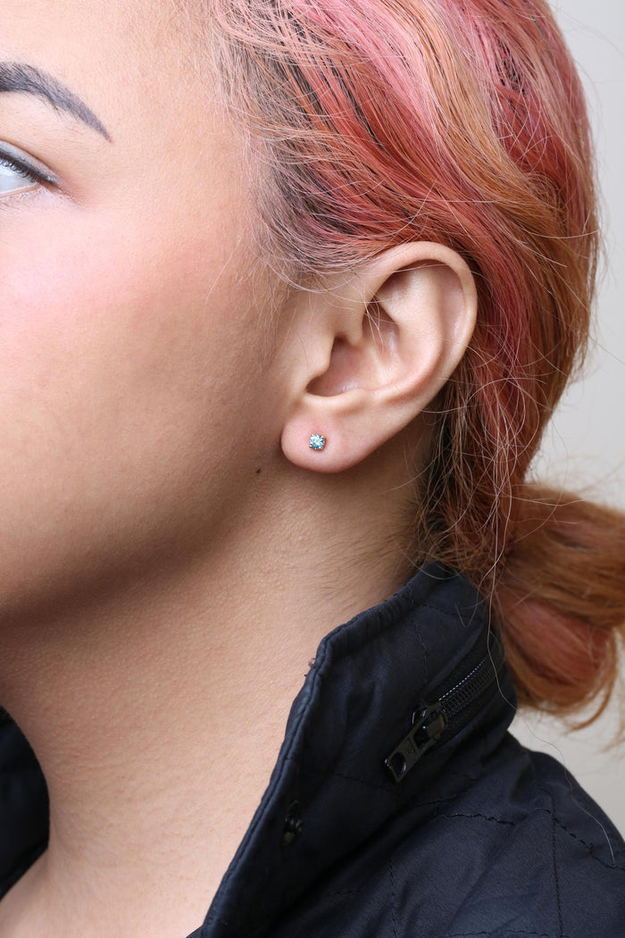 Aretes de botón clásicos de 4 garras con cierre de rosca y diamantes azul aqua tratados de 1/2 ct. p.t. en oro de 14K, foto 5