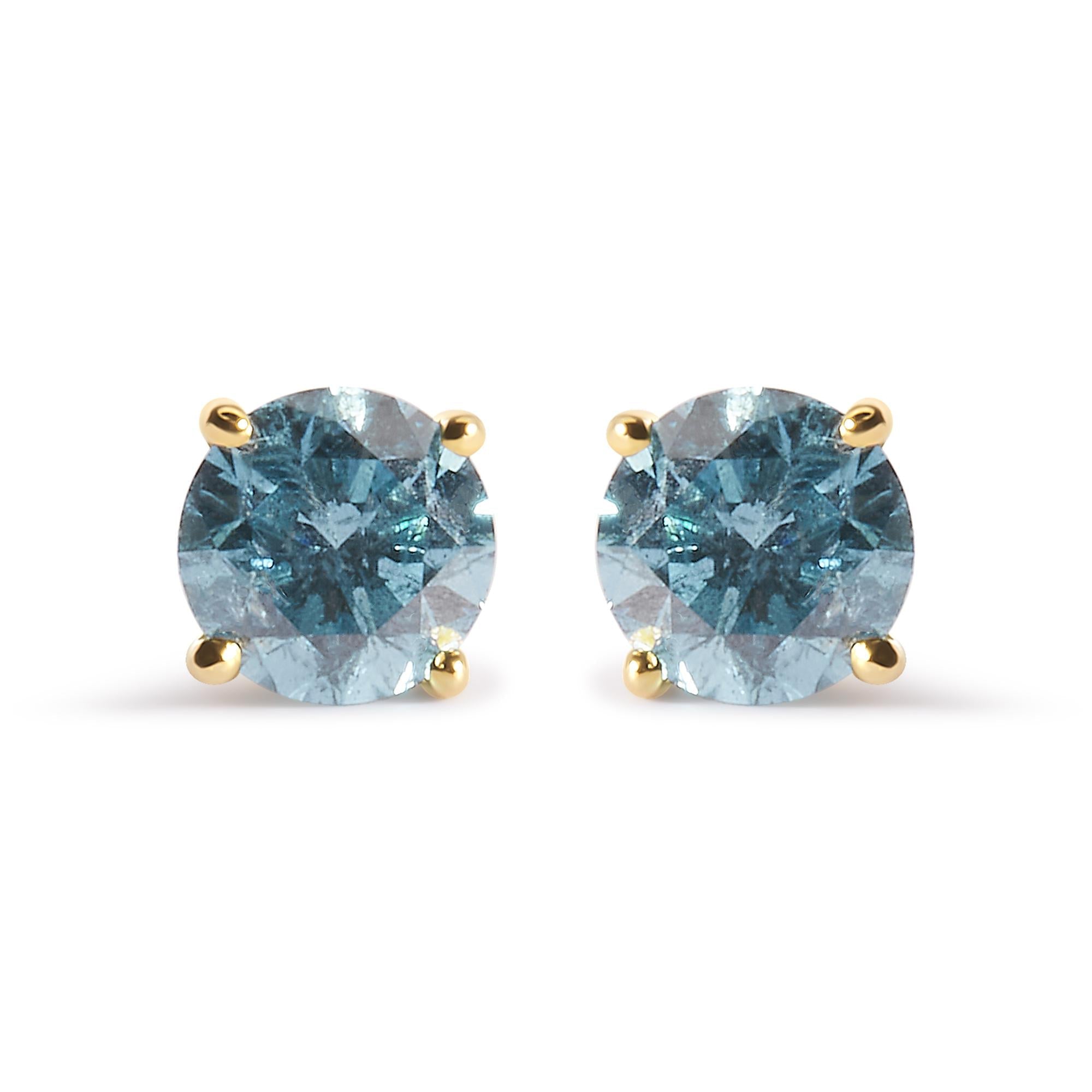 Aretes de botón solitario clásicos con diamantes azul agua tratados de 1 ct. p.t. en oro amarillo de 14K, foto 1