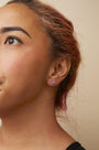 Aretes de botón solitario clásicos con diamantes azul agua tratados de 1 ct. p.t. en oro amarillo de 14K, foto 3