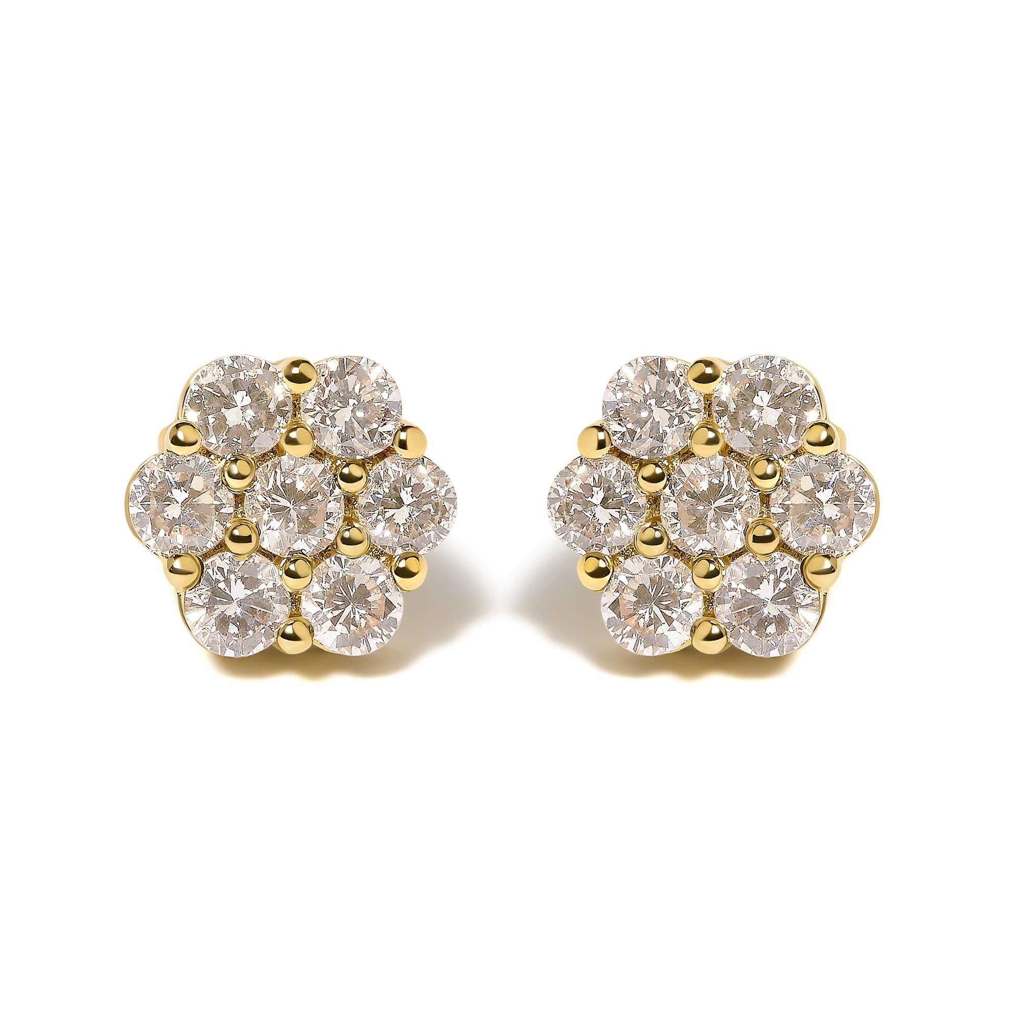 Aretes de botón de racimo floral con diamantes redondos de 3 ct. p.t. en oro amarillo de 14K, foto 1