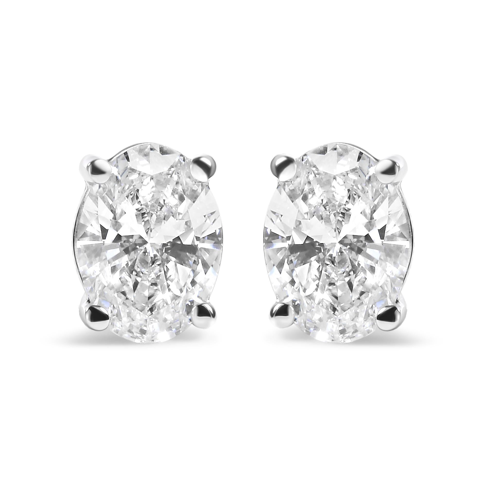 Aretes de botón solitarios de garras con diamantes ovalados cultivados en laboratorio de 0.75 ct. p.t. en oro blanco de 14K, foto 1