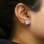 Aretes de botón cuádruples ondulados con diamantes cultivados en laboratorio de 2 ct. p.t. en oro blanco de 14K, foto 3