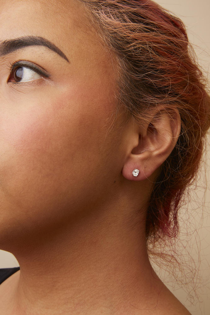 Aretes de botón solitarios de garras con diamantes ovalados cultivados en laboratorio de 0.75 ct. p.t. en oro blanco de 14K, foto 3
