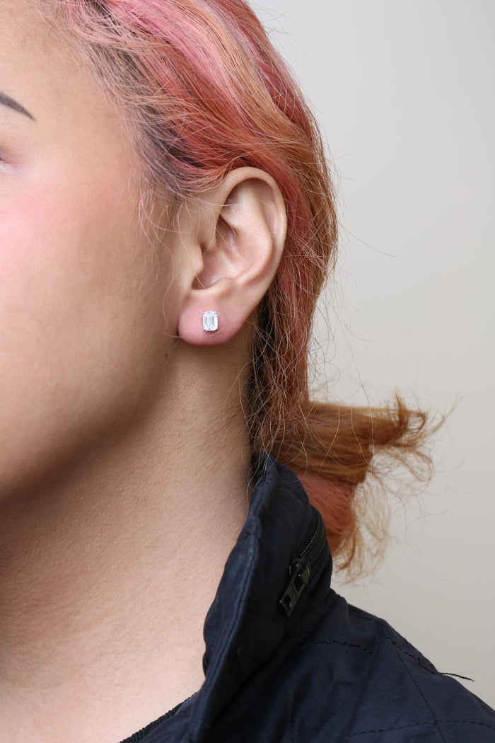 Aretes de botón solitarios con diamantes talla esmeralda cultivados en laboratorio de 2 ct. p.t. en oro blanco de 14K, foto 3
