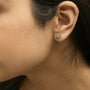 Aretes de botón con halo de cuentas y diamantes de 1/7 ct. p.t. en oro amarillo de 10K, foto 3