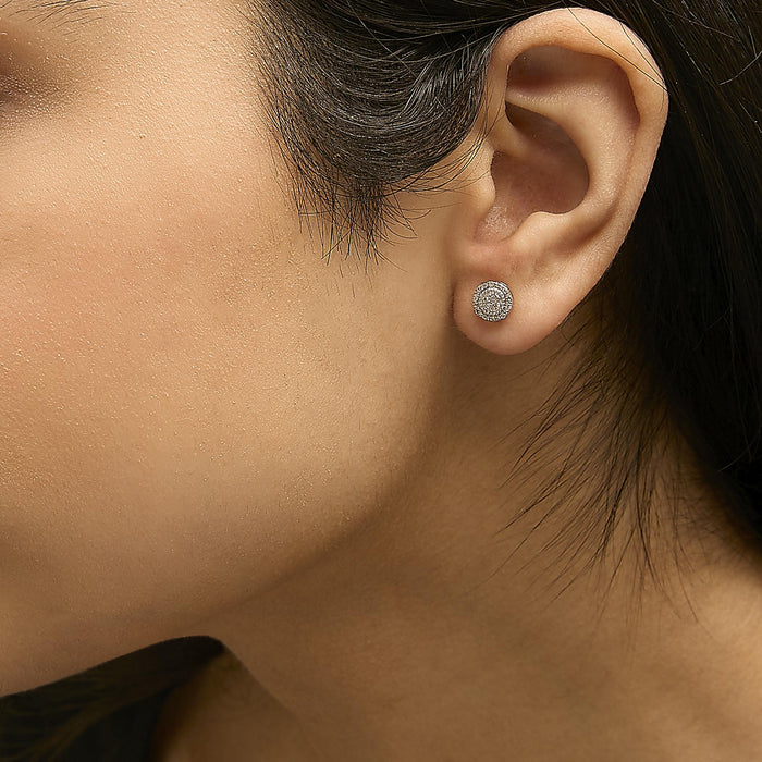 Aretes de botón con halo de cuentas y diamantes de 1/7 ct. p.t. en oro amarillo de 10K, foto 3