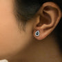 Aretes de botón de halo en forma de pera con diamantes azules y blancos de 1/2 ct. p.t. en plata de ley, foto 3