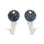 Aretes de botón con motivo de llave con diamantes azules de 1/6 ct. p.t. en plata de ley, foto 1