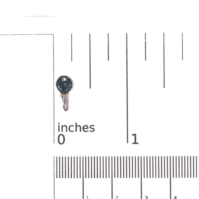Aretes de botón con motivo de llave con diamantes azules de 1/6 ct. p.t. en plata de ley, foto 5