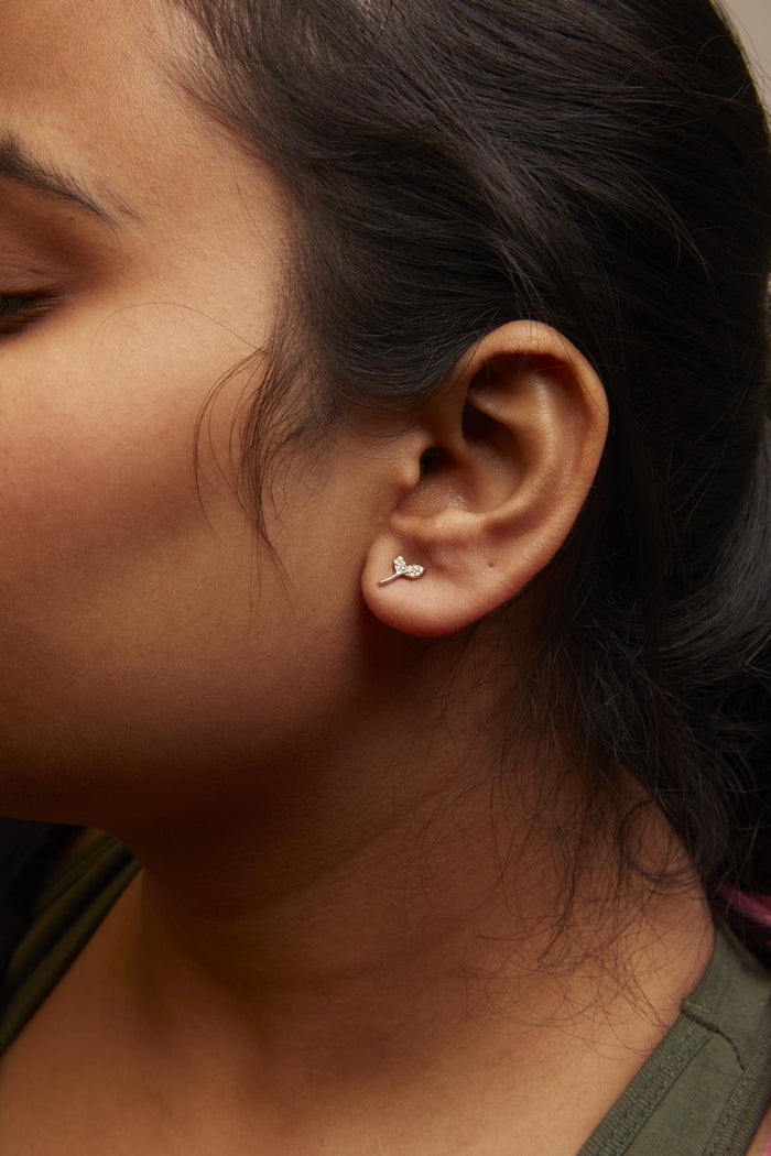 Aretes de hoja con diamantes amarillos tratados de 1/16 ct. p.t. en plata de ley, foto 3