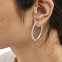 Aretes de aro por dentro y por fuera con diamantes cultivados en laboratorio de 1 3/4 ct. p.t. en oro blanco de 14K, foto 3