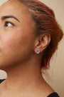 Aretes de botón de racimo y halo con diamantes talla princesa de 7/8 ct. p.t. en oro blanco de 10K, foto 3