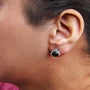 Aretes de botón clásicos de 4 garras con diamantes negros tratados y cierre de rosca en oro blanco de 14K, foto 8