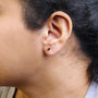 Aretes de botón de 3 garras con diamantes de colores cultivados en laboratorio de 1/2 ct. p.t. en oro blanco de 14K, foto 3