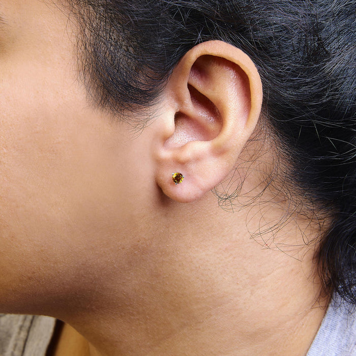 Aretes de botón de 3 garras con diamantes de colores cultivados en laboratorio de 1/2 ct. p.t. en oro blanco de 14K, foto 3