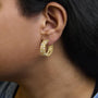 Aretes de aro en J con eslabón de pera pavé y diamantes de 3/8 ct. p.t. en plata de ley bañada en oro amarillo de 14K, foto 3