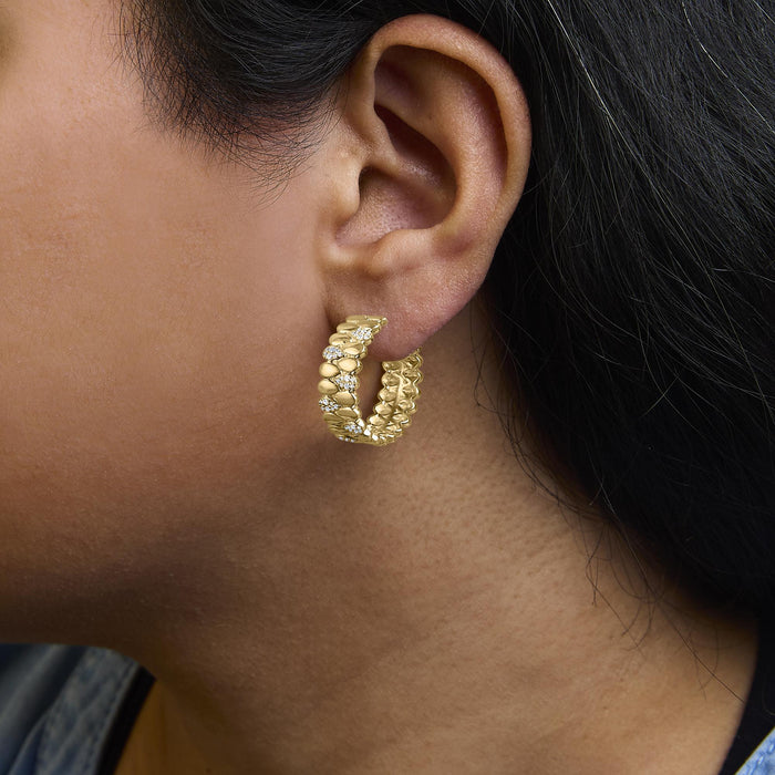 Aretes de aro en J con eslabón de pera pavé y diamantes de 3/8 ct. p.t. en plata de ley bañada en oro amarillo de 14K, foto 3