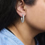 Aretes de aro con diseño de remolino con diamantes cultivados en laboratorio de 1 1/5 ct. p.t. en oro blanco de 14K, foto 3