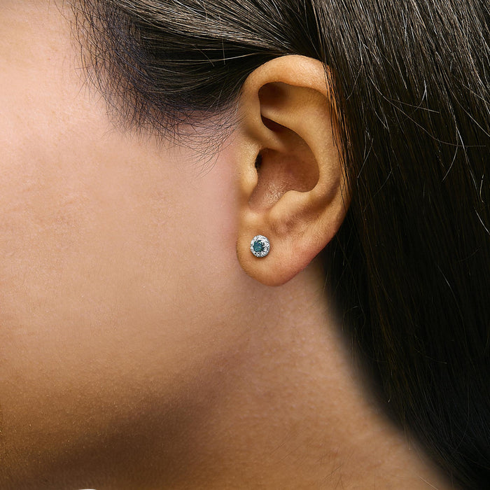 Aretes de botón de halo con diamantes azules tratados y blancos de 1/3 ct. p.t. en plata de ley, foto 3